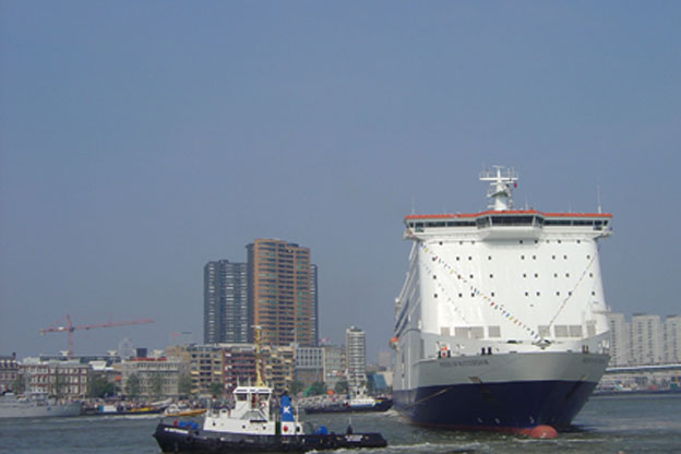 Ferrie of Cruiseschip ms Pride of Rotterdam van P&O Ferries aan de Cruise Terminal Rotterdam